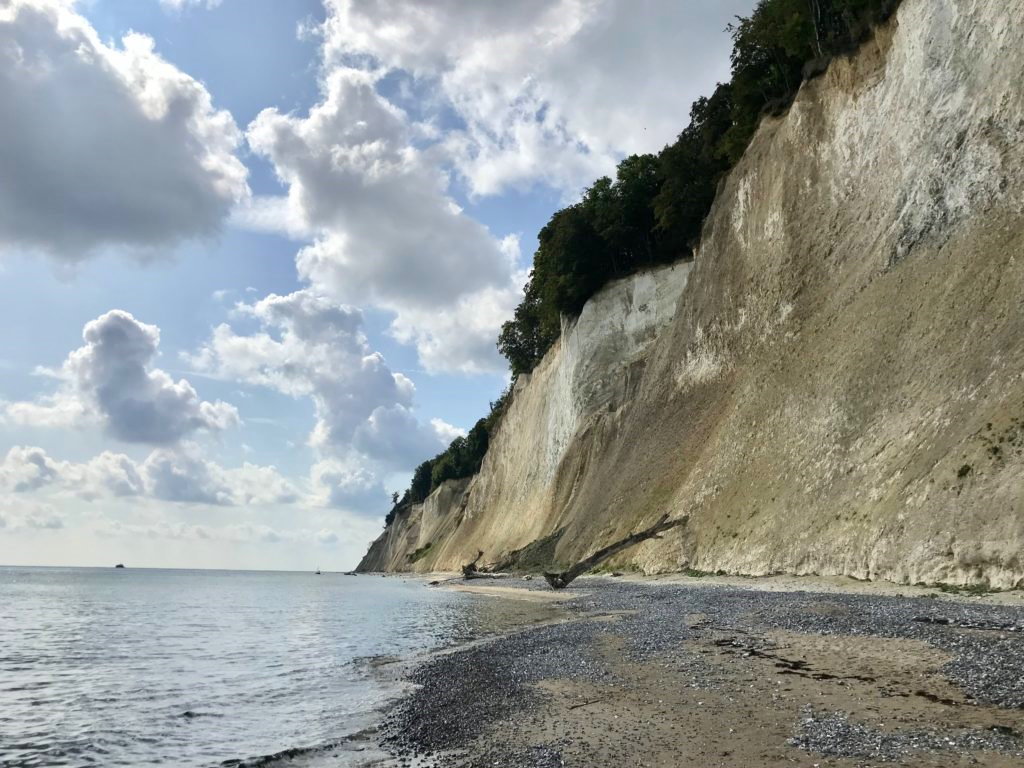 Am Strand bei den Kreidefelsen Rügen baden und schwimmen